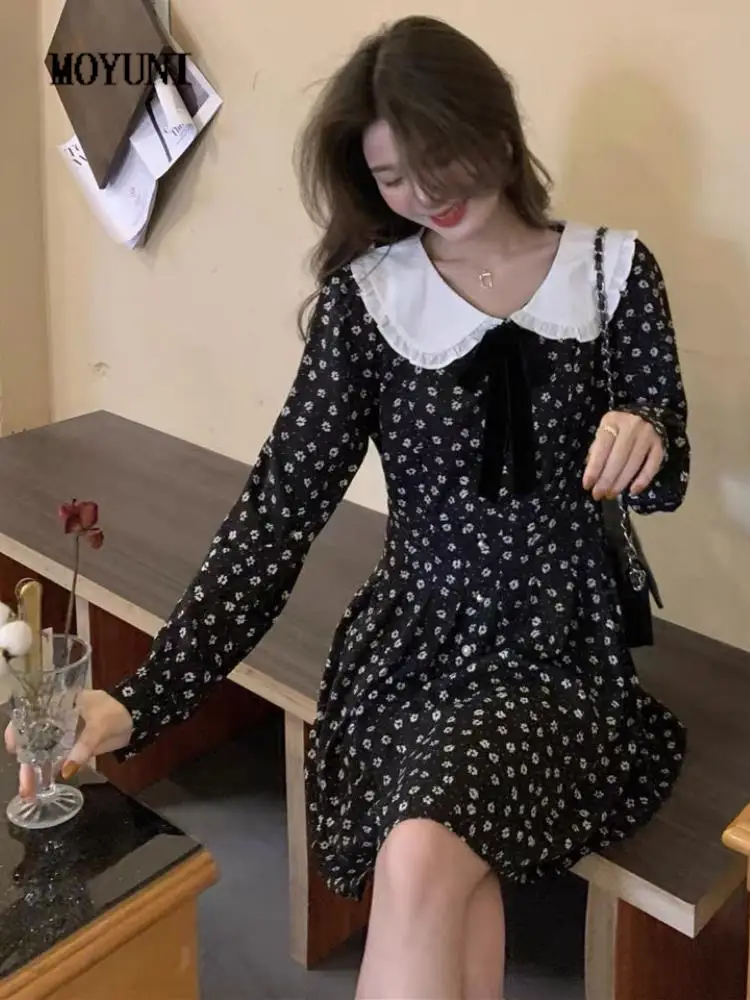 

Платье-мини женское черное с цветочным принтом и длинным рукавом