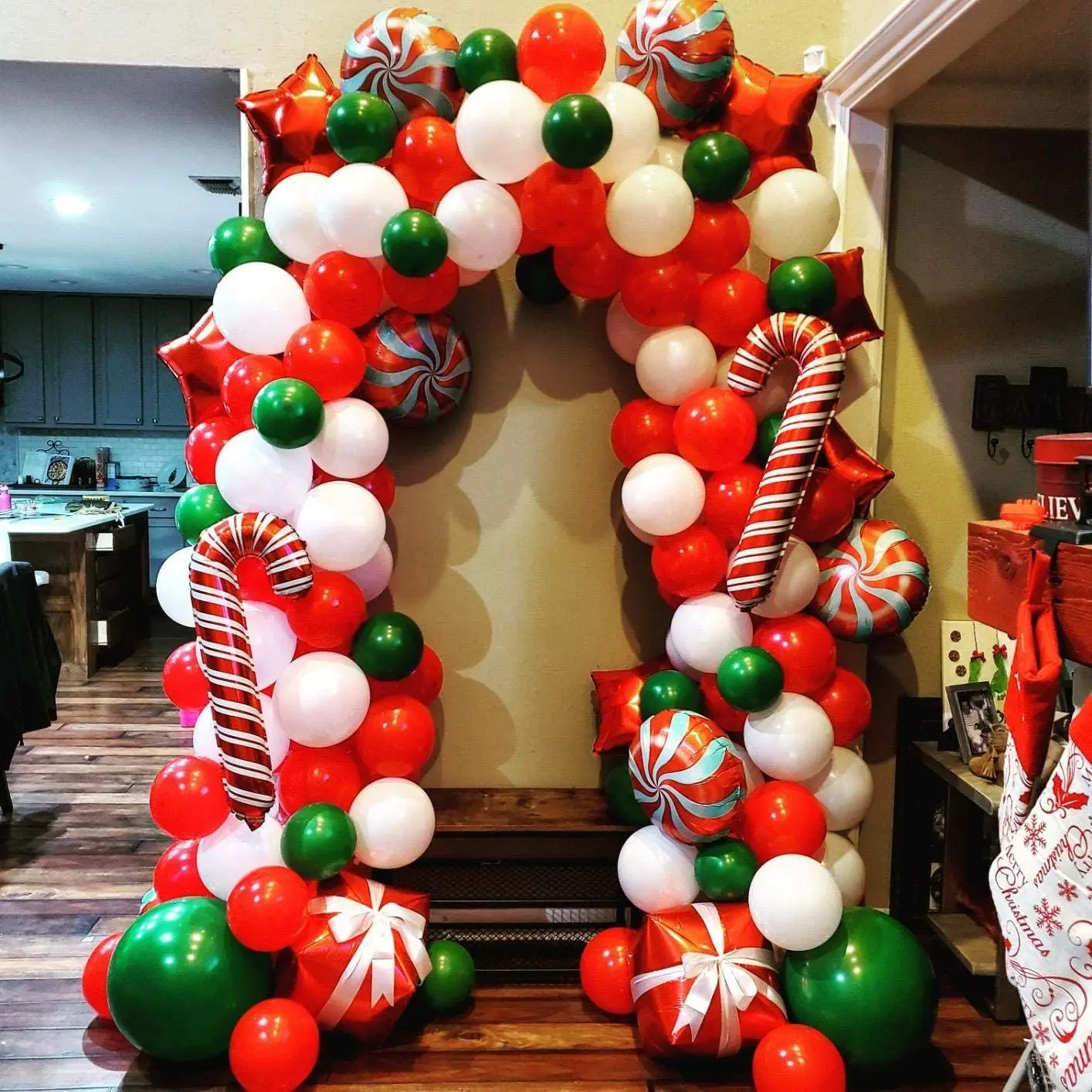 

1 комплект воздушных шаров с надписью "Merry Christmas"