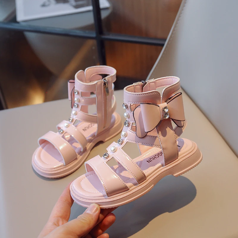 

Сандалии для девочек в римском стиле, однотонные простые детские модные сандалии из искусственной кожи с открытым носком, жемчужинами, бантом и боковой молнией, 2023