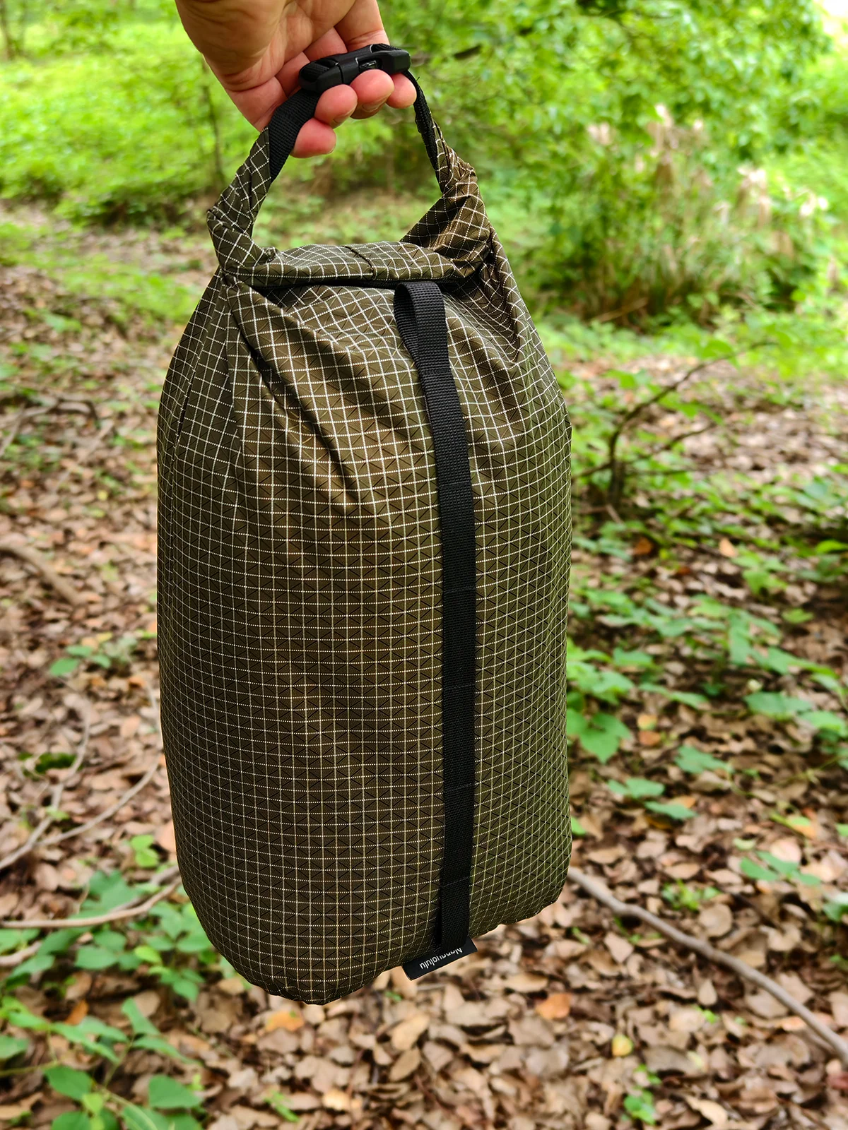 Фото Ультралегкий компрессионный мешок для хранения 70 г, 10 л из Dyneema X-Gripstop с рулонным верхом, пряжкой DuraFlex, водонепроницаемый, для кемпинга, походов, путешествий №4