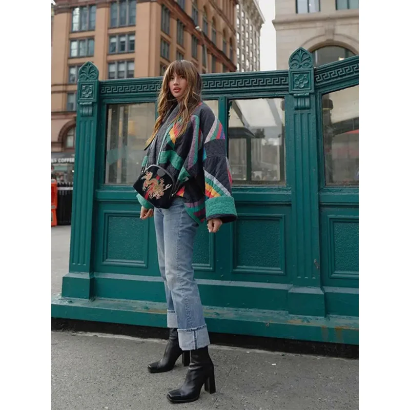 Рисунок 2 - Парка с контрастным принтом и длинным рукавом