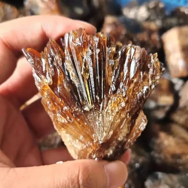 

Необработанный жёлтый янтарь и кальцит, кластер