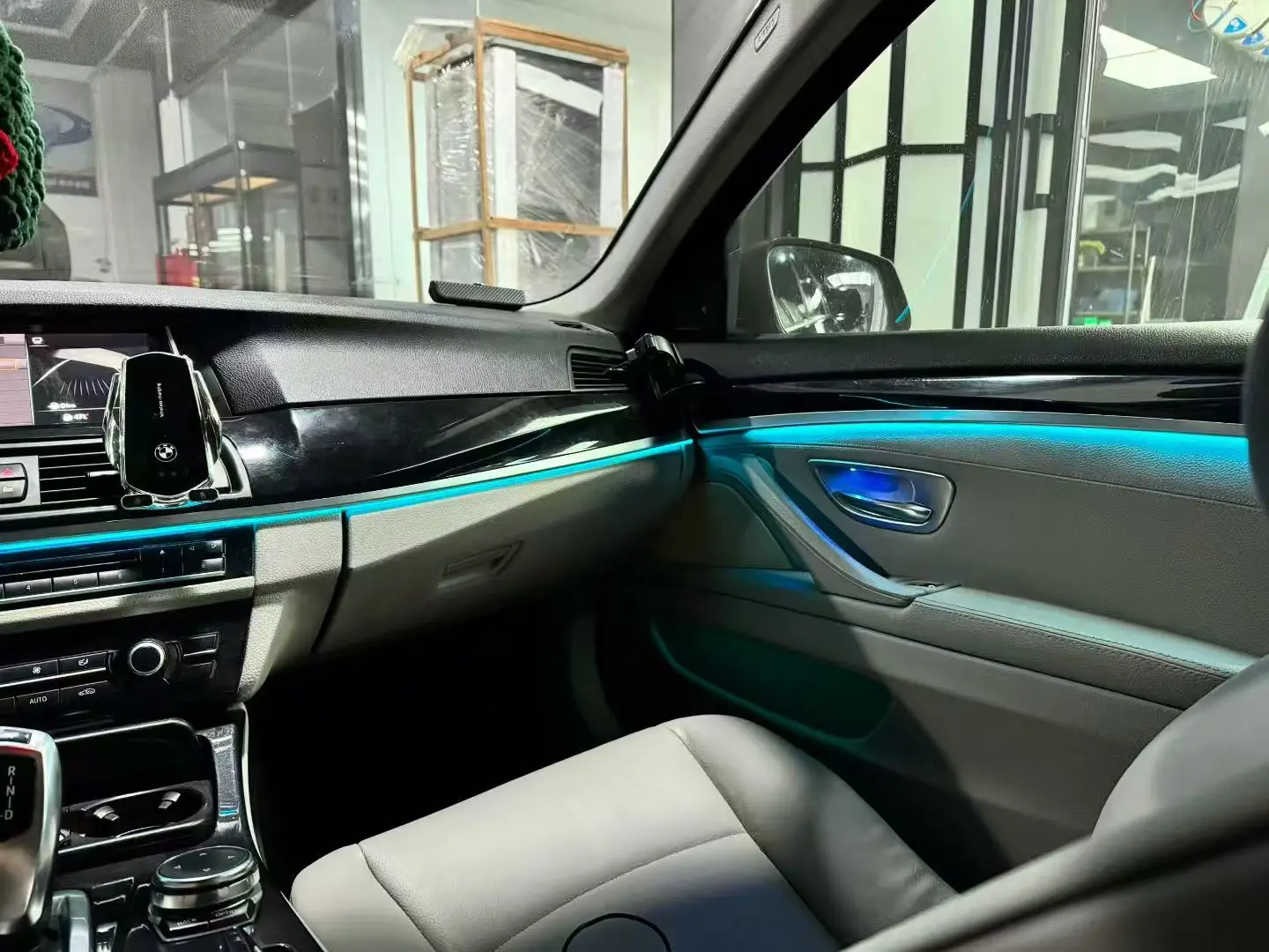 Фото Для BMW 5 серии F10 F18: Светодиодная атмосферная подсветка салона, симфоническая подсветка, автомобильная подсветка с функцией изменения цвета №2