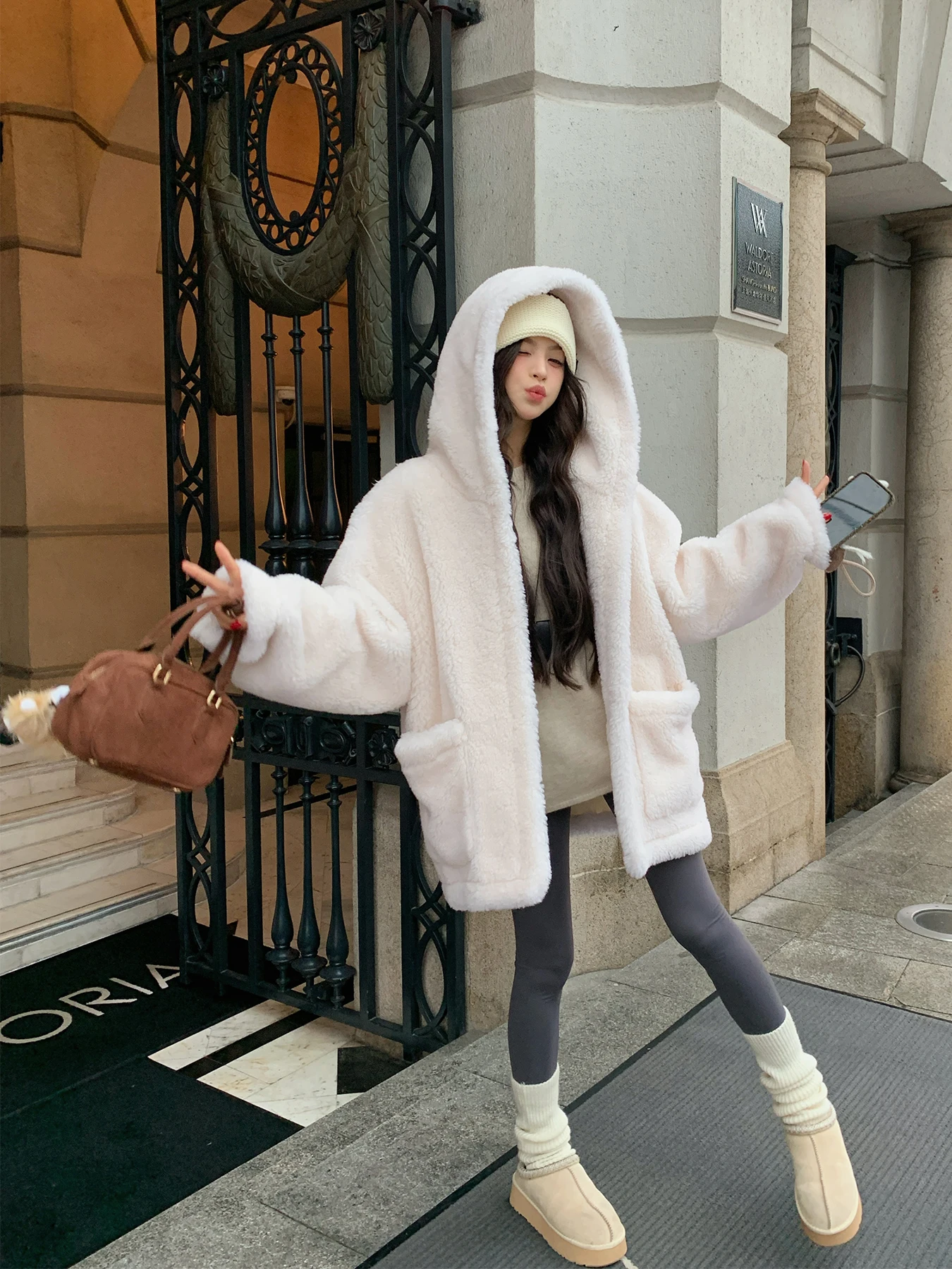 Callme Daisy пальто с капюшоном из меха ягненка белая куртка средней длины зима 2024