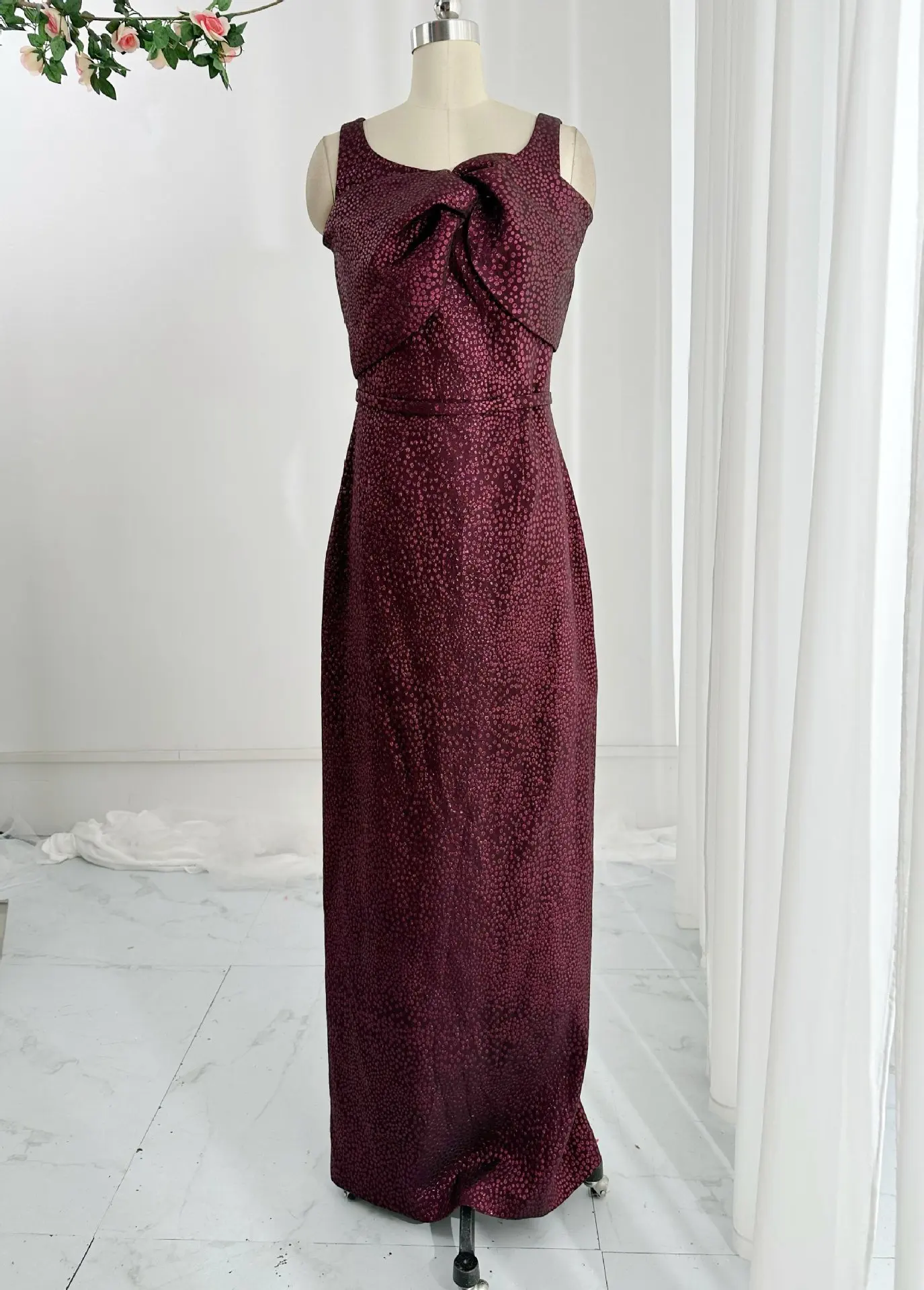 

Burgundy Off -The -Shoulder Heavy Worker Diamond Jewelry Showing Figure Wedding Banquet Night DressM2120