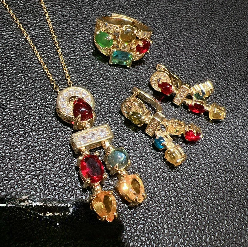 

Плетеные резные золотые гранатовые рубиновые ожерелья рельефные радужные циркониевые серьги средней древности