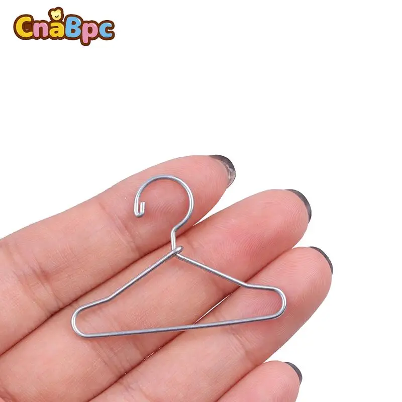 

5Pcs Mini Dollhouse Metal Hangers Dolls Clothes Hanger for Doll Wardrobe Dress Clothes Dollhouse Toy Dolls Accessories