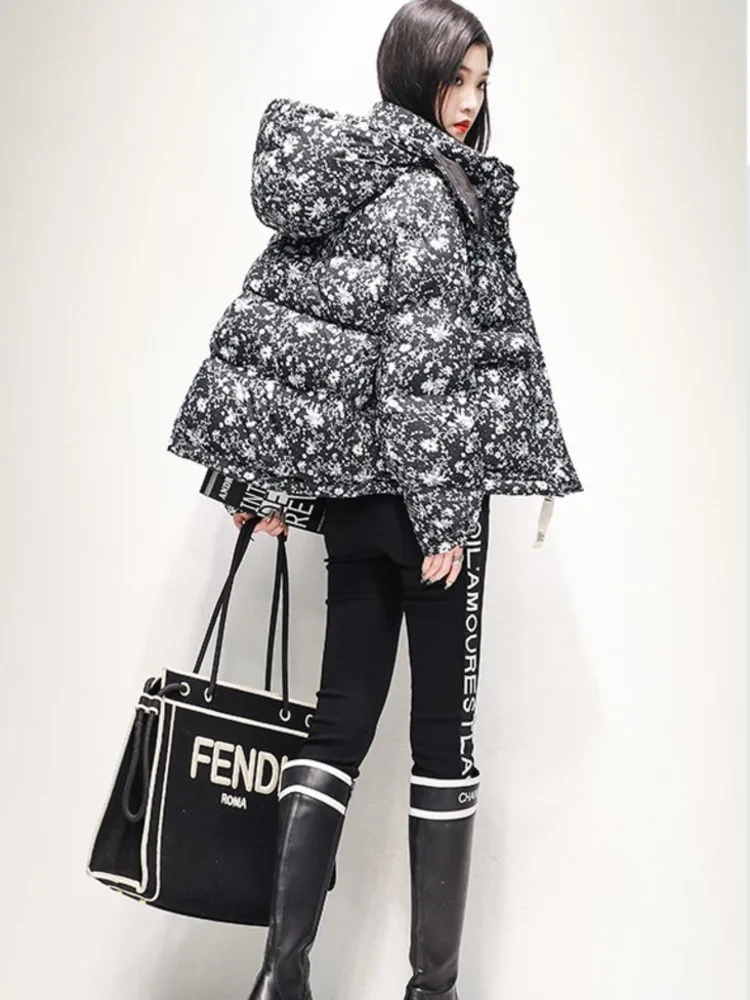 Женский пуховик с капюшоном и молнией