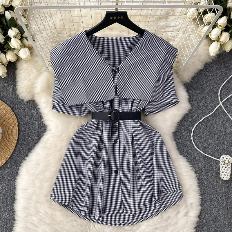 

Летнее однобортное платье с высокой талией и воротником-стойкой