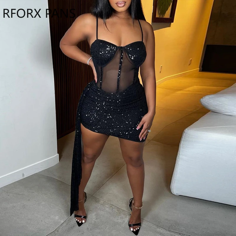 

Женское однотонное облегающее мини-платье на тонких бретельках с блестками