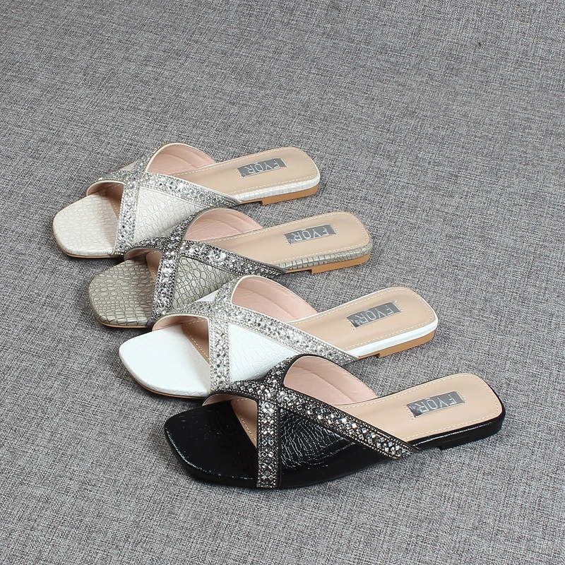 

Шлепанцы женские на низком каблуке, мягкие сандалии-желе, резина, блестящие, летняя обувь, бежевые, большие размеры