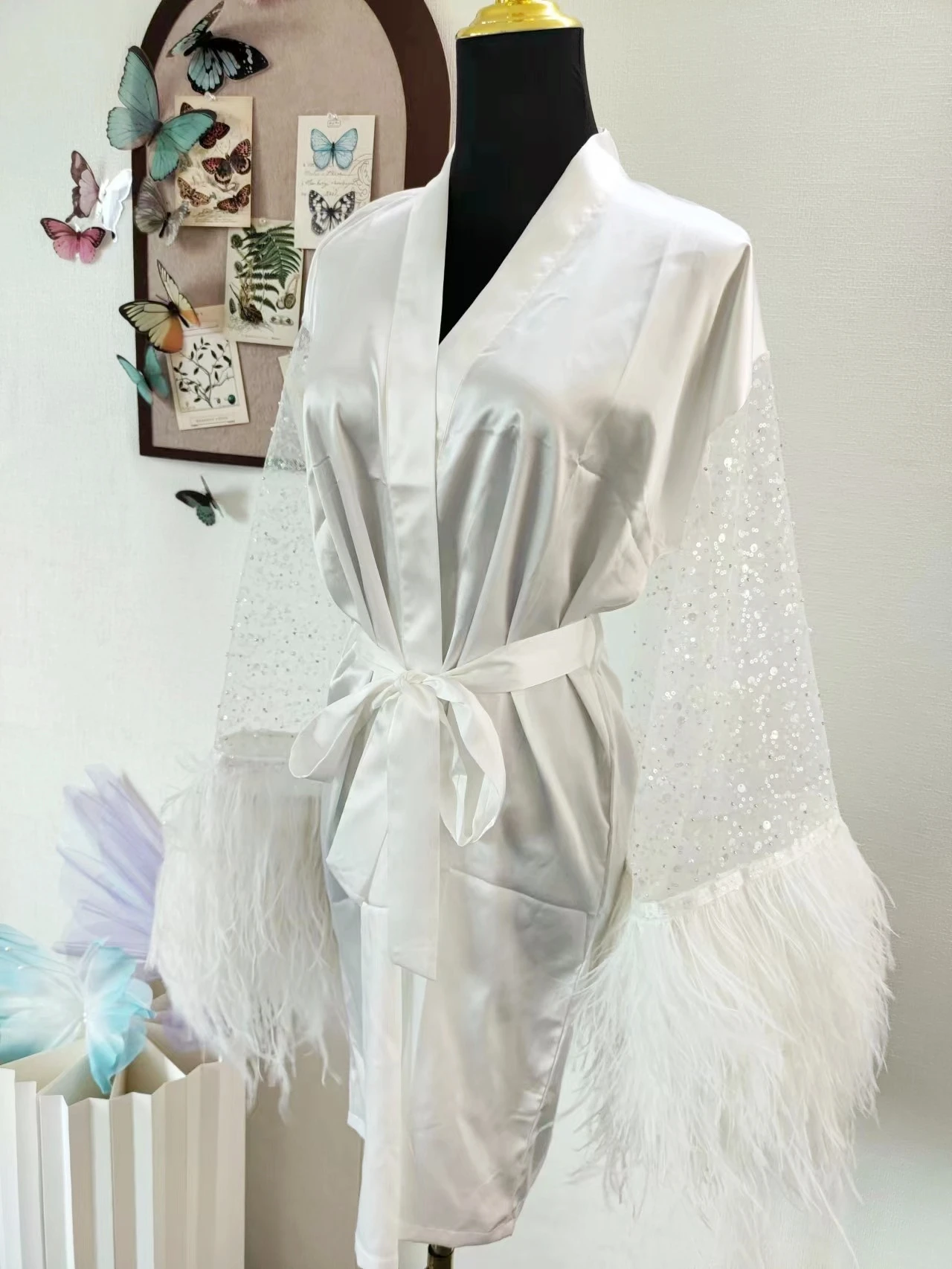 Халат женский атласный с бриллиантами и перьями роскошный короткий Свадебный