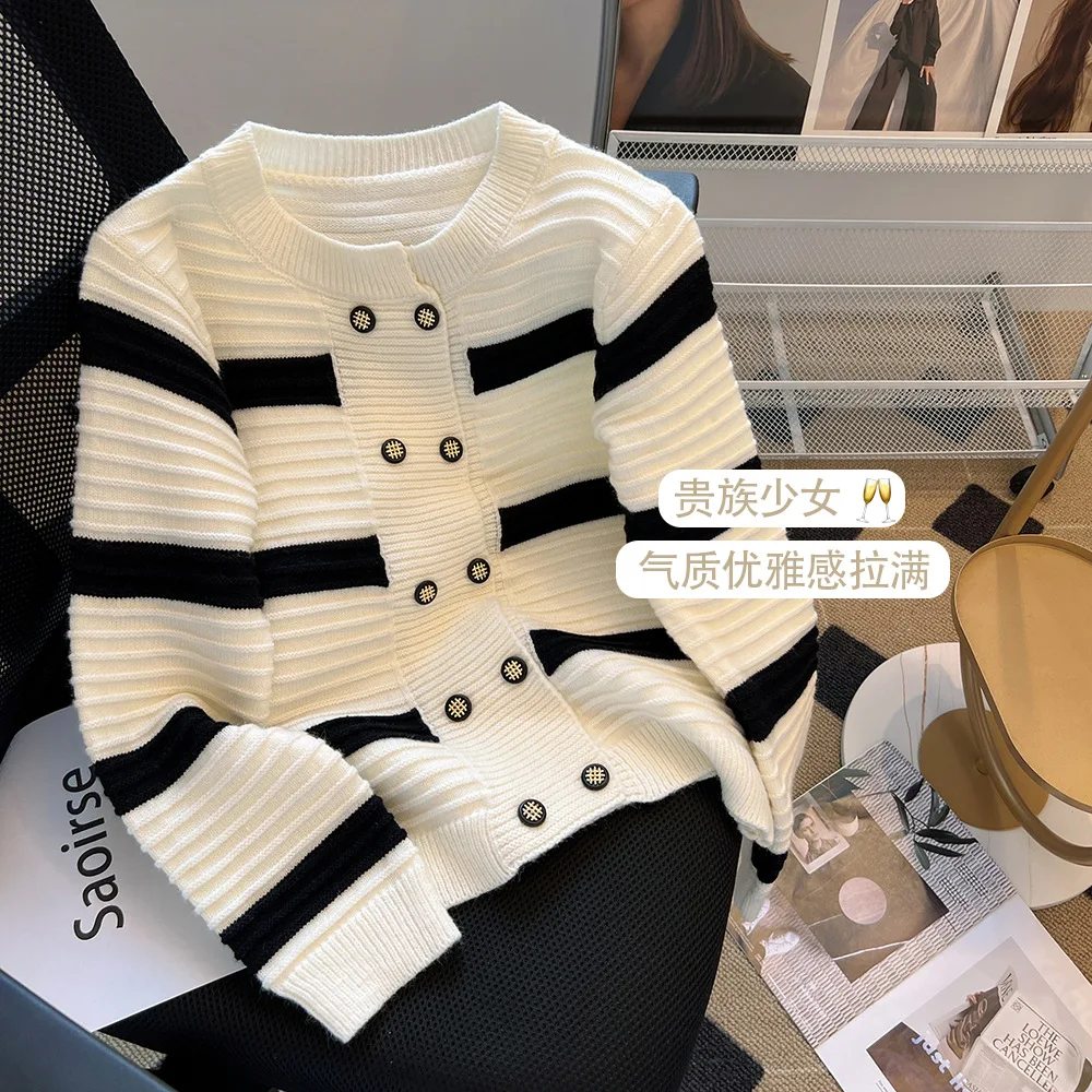 

New contrasting striped knitted cardigan for women, sweet and unique top, lazy sweater for external wear