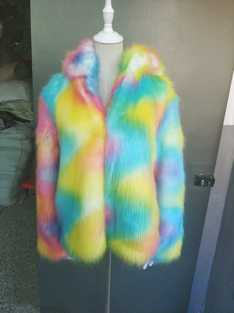 Рисунок 5 - Женская Короткая Меховая куртка с капюшоном