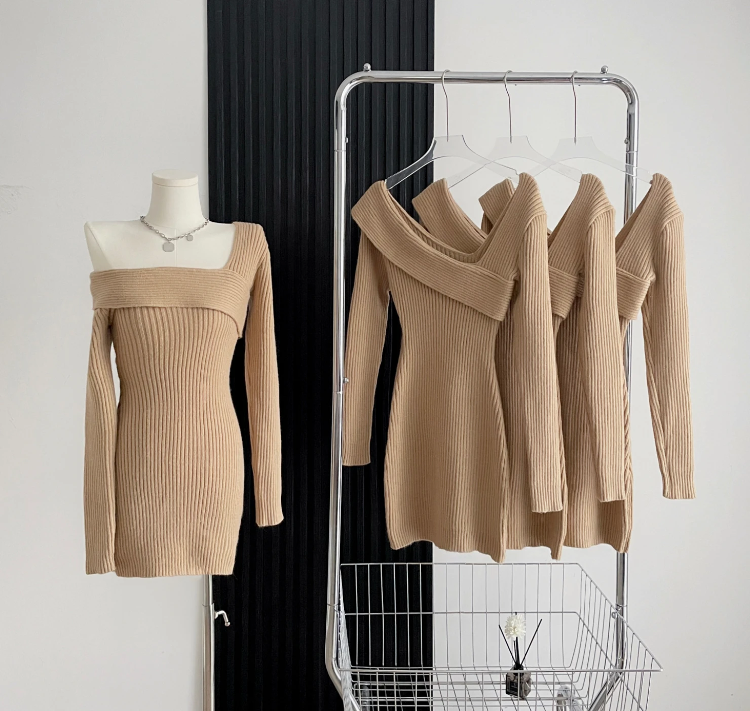 

Женское трикотажное мини-платье с открытыми плечами и одним плечом