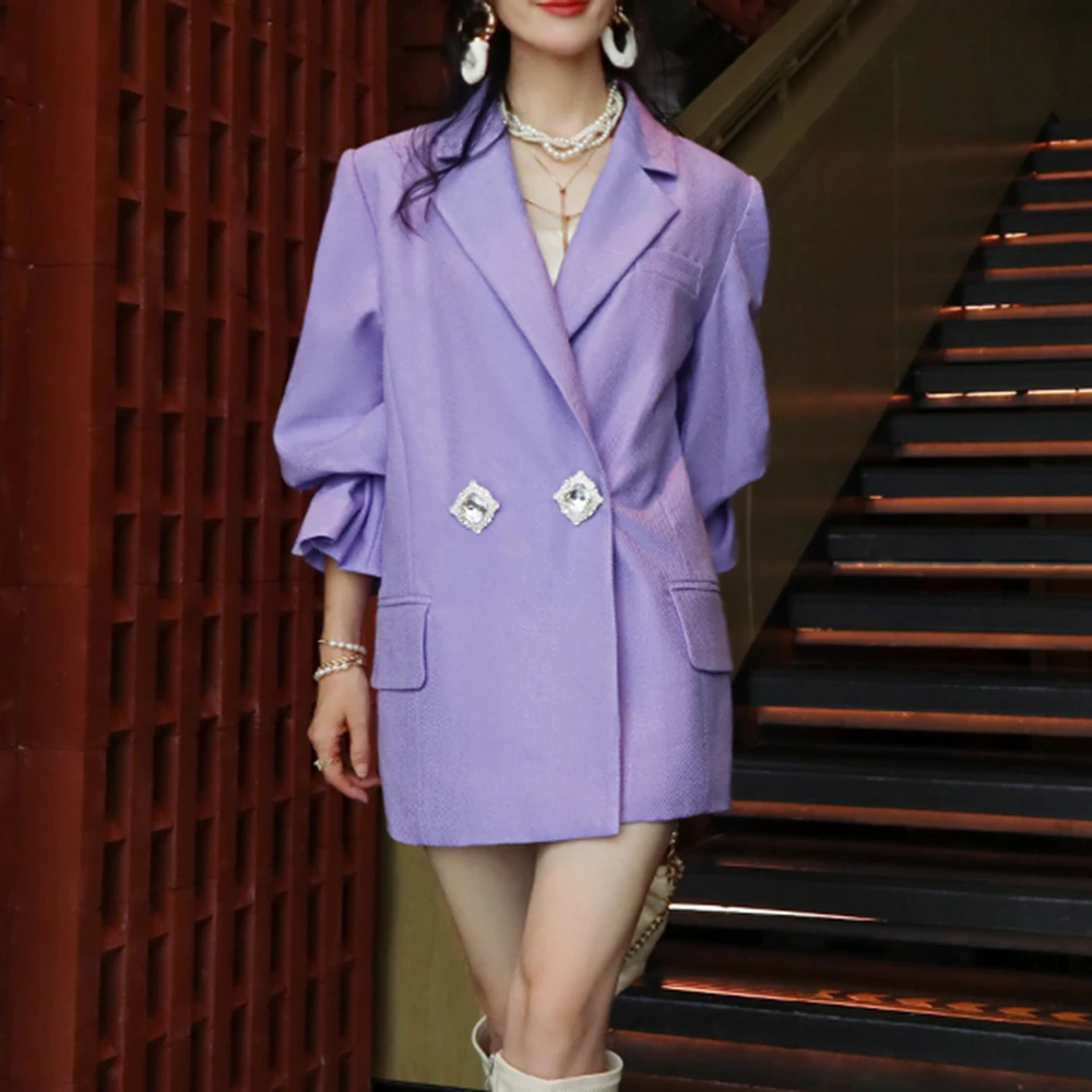 Женский блейзер со стразами TWOTWINSTYLE однотонный Блейзер составного кроя с