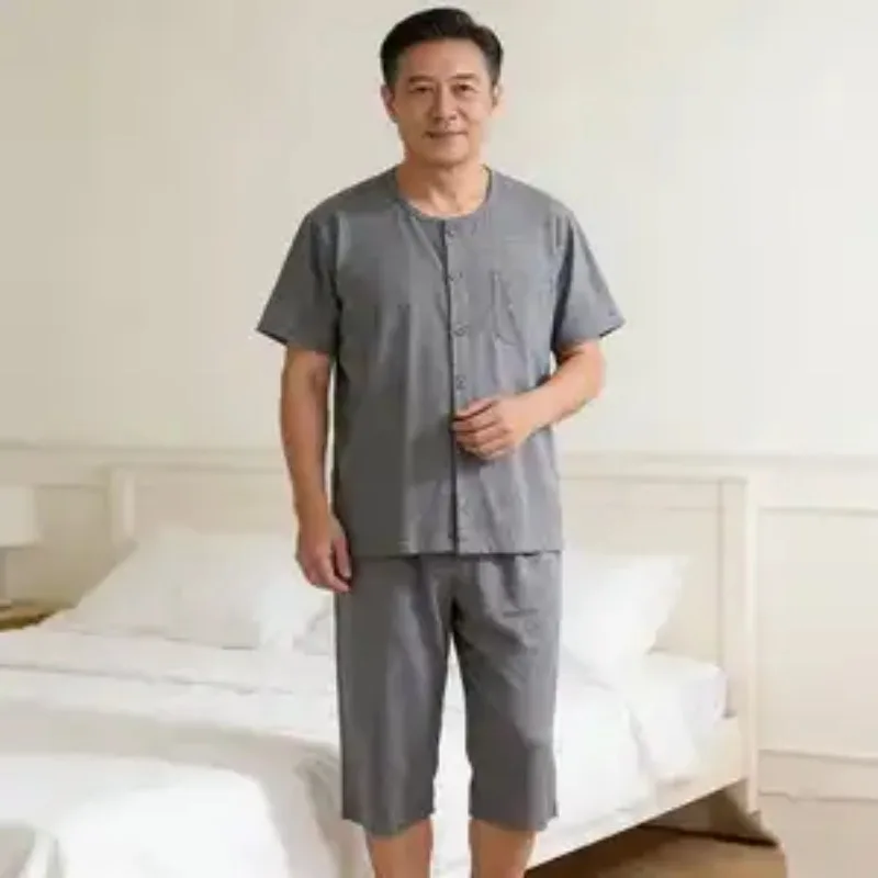 Фото Комплект домашней одежды из хлопка для пожилых мужчин: топ с коротким рукавом на пуговицах и брюки-капри, мягкая пижама для папы и дедушки №4