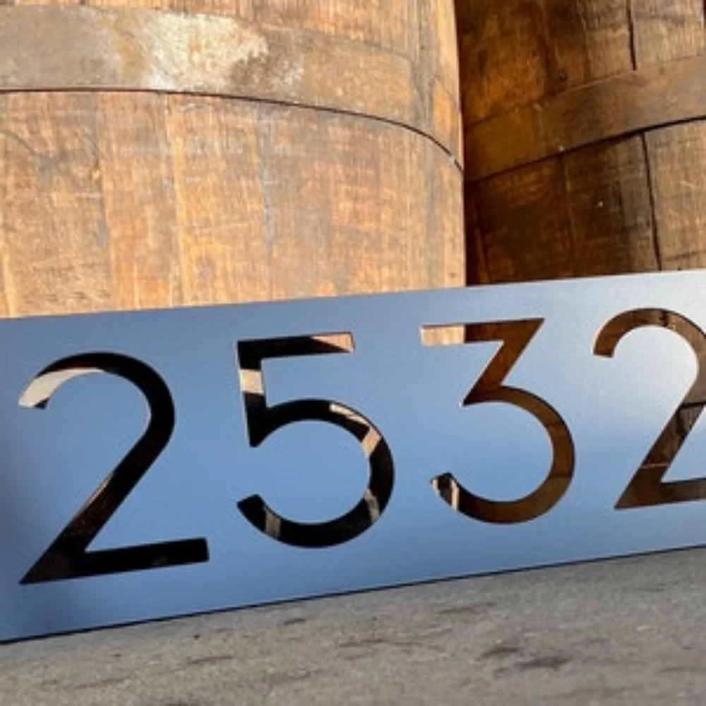 Металлическая адресная вывеска с современными номерами дома для уличного