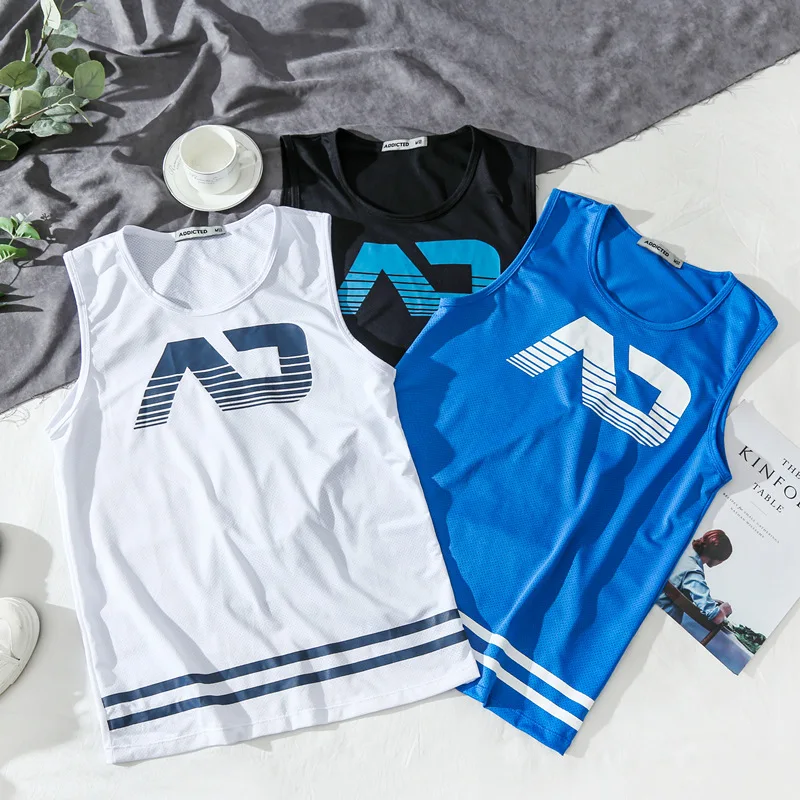 

Мужской тонкий жилет с монограммой и круглым вырезом