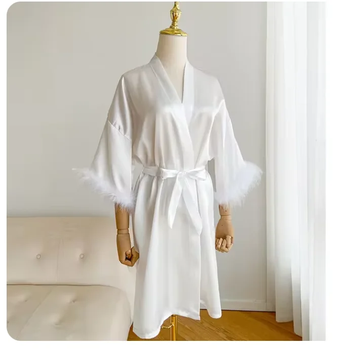 Атласный ночной халат с рукавами-перьями