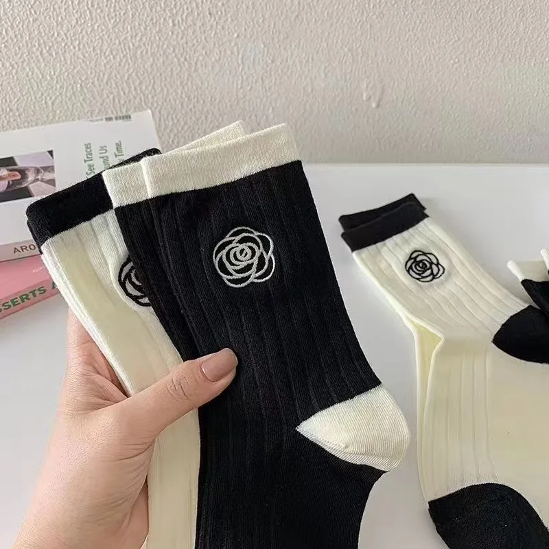 

2023 Rose Camellia Flower Pattern Socks Autumn Winter High Quality Elegant Classic Black and White Tube Socks Harajuku Socks