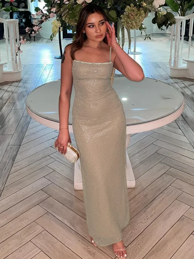 Элегантное облегающее длинное платье на бретельках с блестящими пайетками