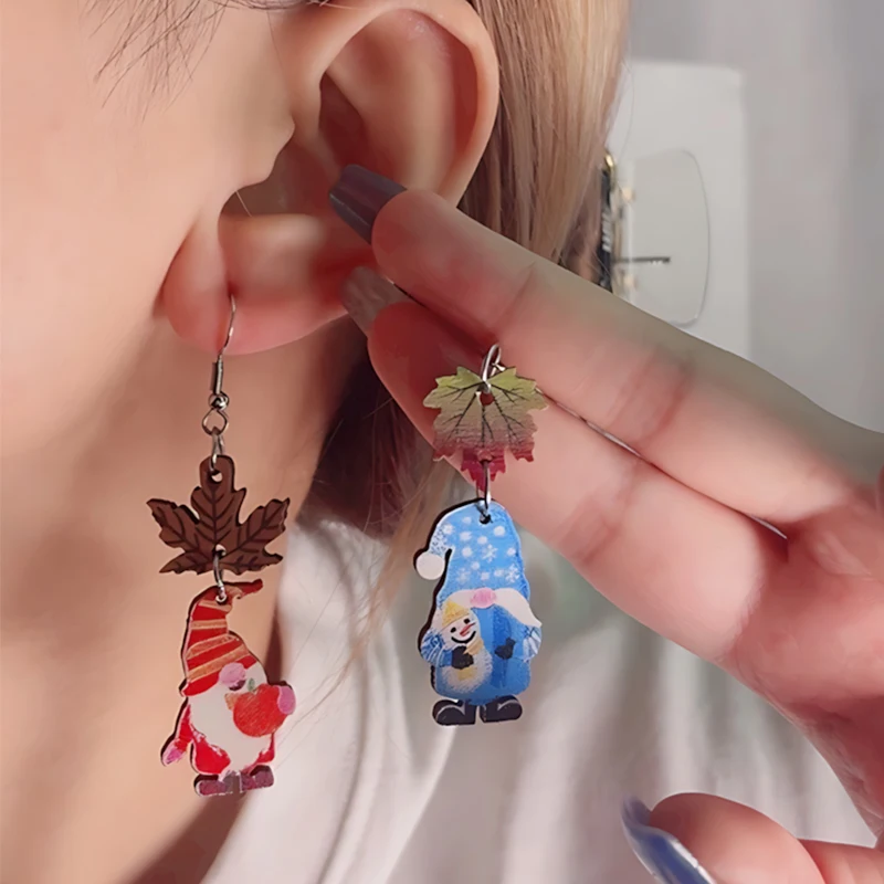 Серьги-подвески женские деревянные в виде кленового листа