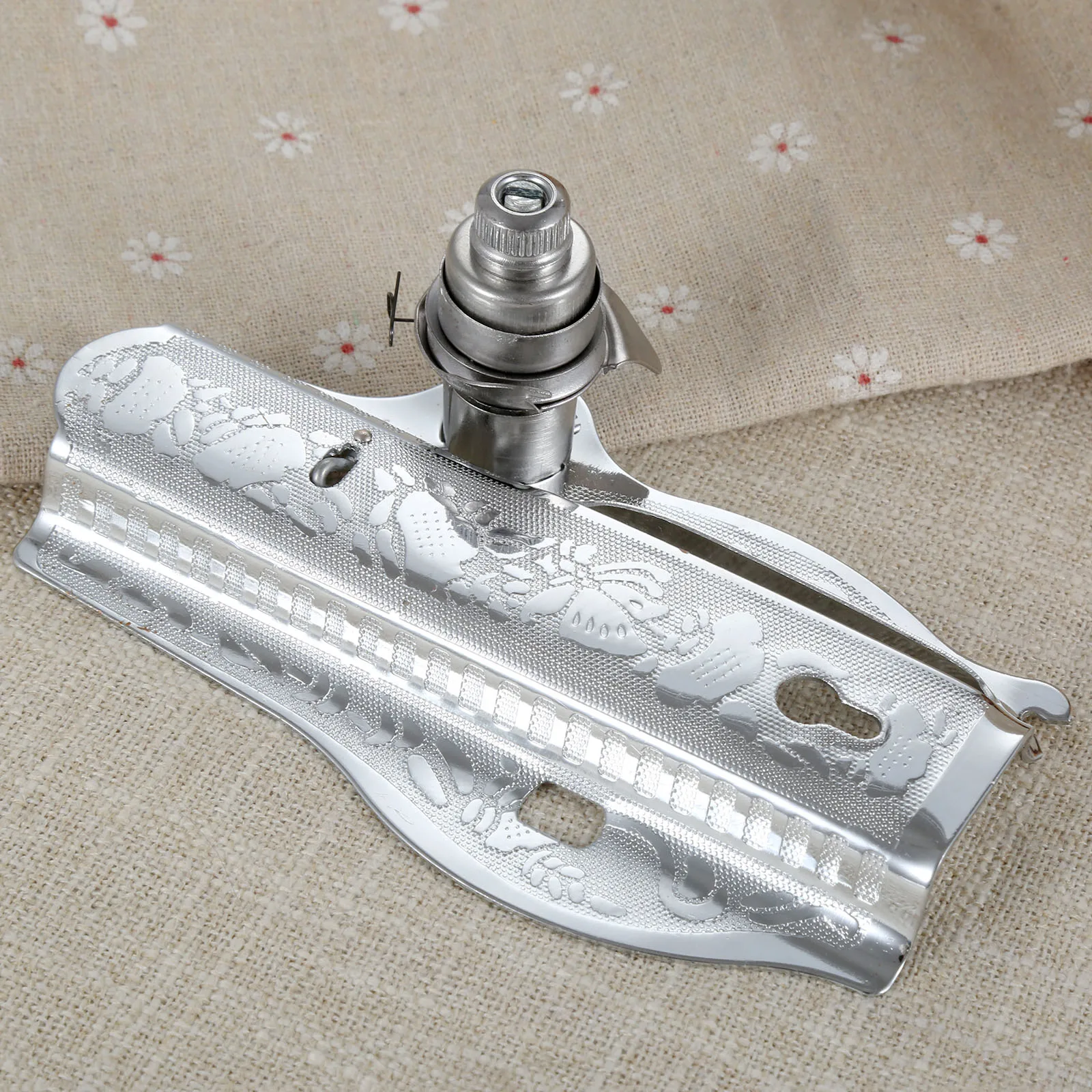 Лицевая сторона металлической швейной машины с фиксатором для ниток детали