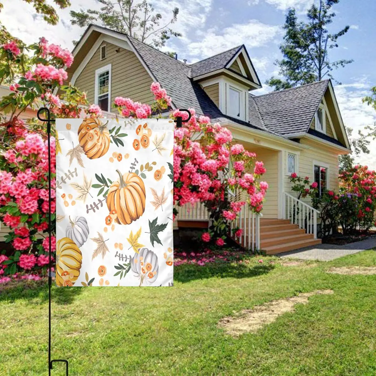 Садовый флаг с кленовыми листьями и тыквой украсит ваш сад художественным