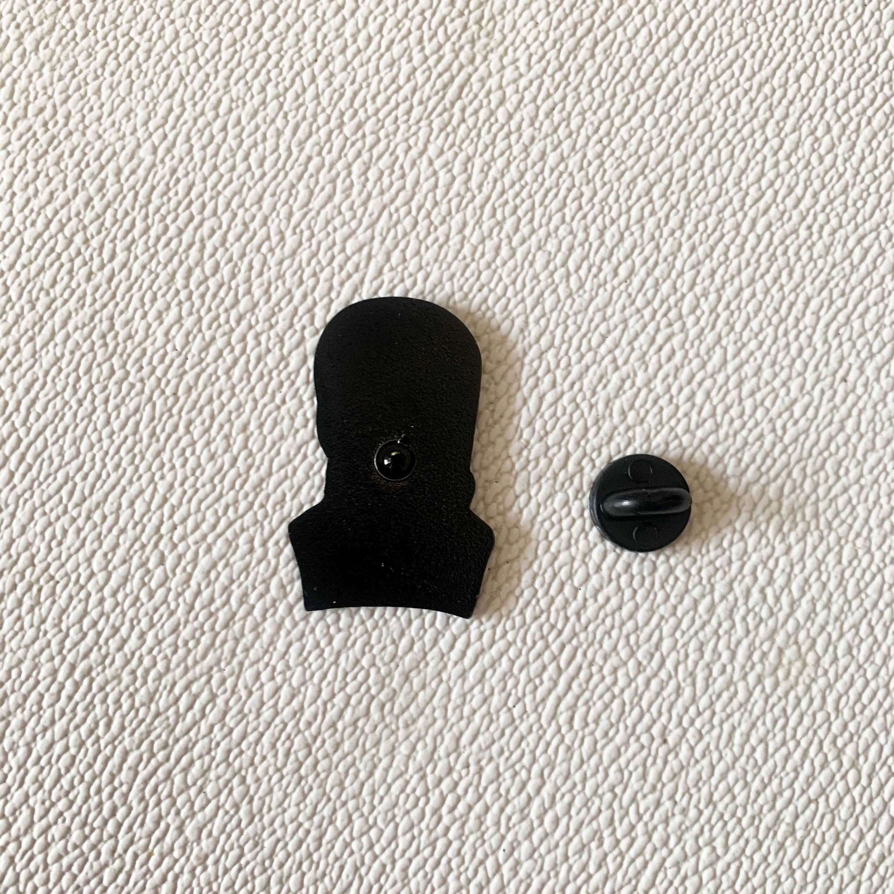 Я УЛЫБАЮСЬ Брошь для девочки Вс, пинсы для фильма Wednesday Addams, металлические для рюкзака, шляпы и одежды, CR фигурная эмблема, аксессуары.