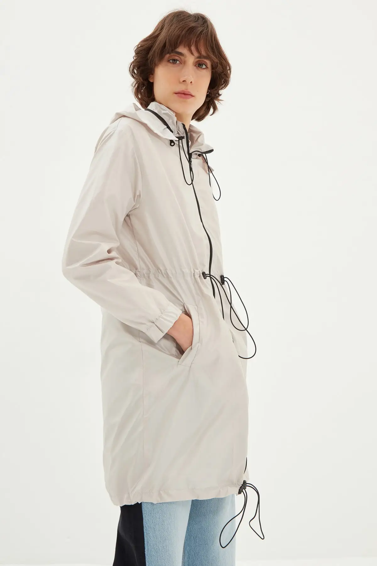 Плиссированная поясная куртка с капюшоном. Высококачественная продукция.