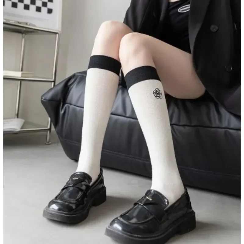 Носки хлопковые черные/белые с камелией и розами милые тонкие высокие в японском