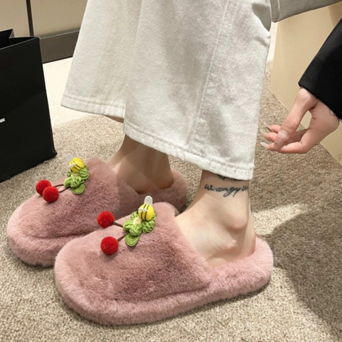 2024 зимняя обувь женские тапочки в виде вишни домашние повседневные пушистые
