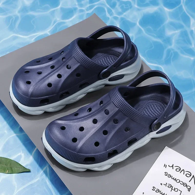 

2023 Men Beach Sandals Summer Outdoor Indoor Leisure Hole Shoes Non-Slip Breathable Soft Sole Slip-On Casual 크록스 Slippers
