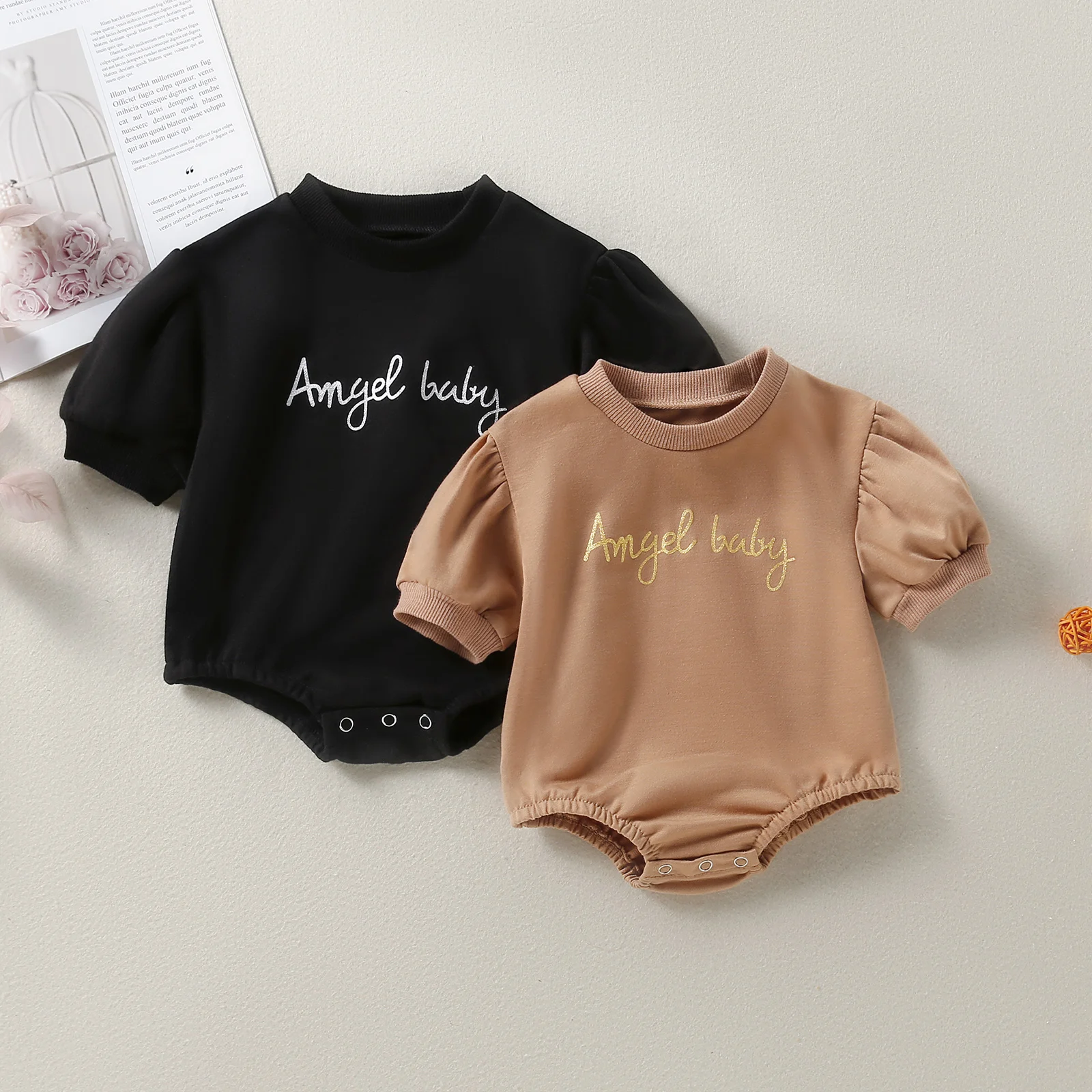 

Детский комбинезон с коротким рукавом, круглым вырезом и принтом букв