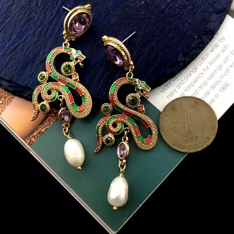 

Антикварные серьги-гвоздики со змеиным камнем