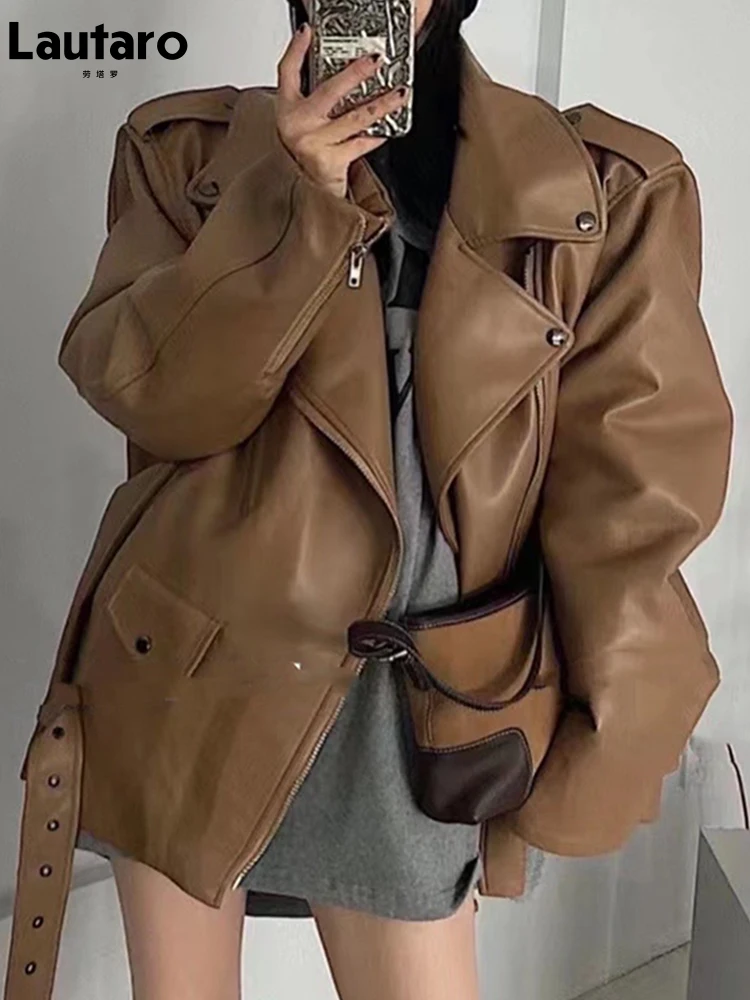

Lautaro Весенняя коричневая черная мягкая байкерская куртка из искусственной кожи для женщин с поясом на молнии Свободная винтажная крутая ве...