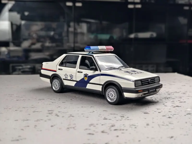 Фото Масштабная модель автомобиля VW Jetta Police 1:18 из литого металла с полностью открывающимися дверями №1