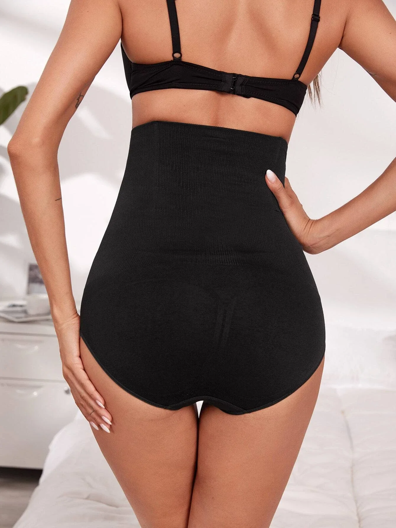 

Sexy Transparent Ladies Thong Panties Embroidered Floral Mesh Yarn Perspective Young Women Girls Underwear hot T pants G-String