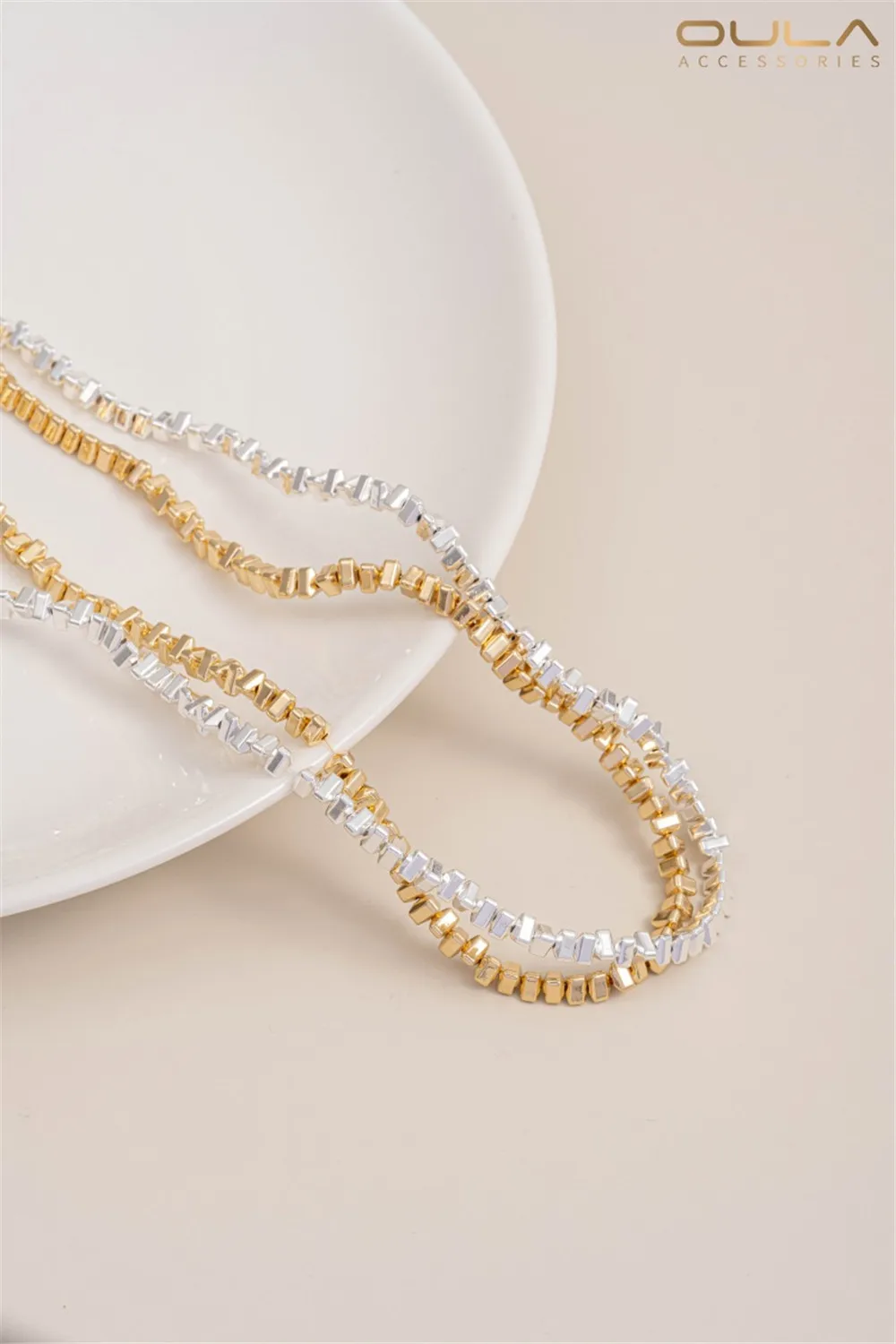 Покрытые искусственными треугольниками маленькие сломанные золотые бусины