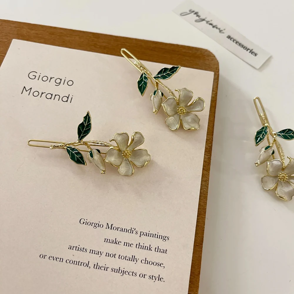 Металлическая заколка с цветком