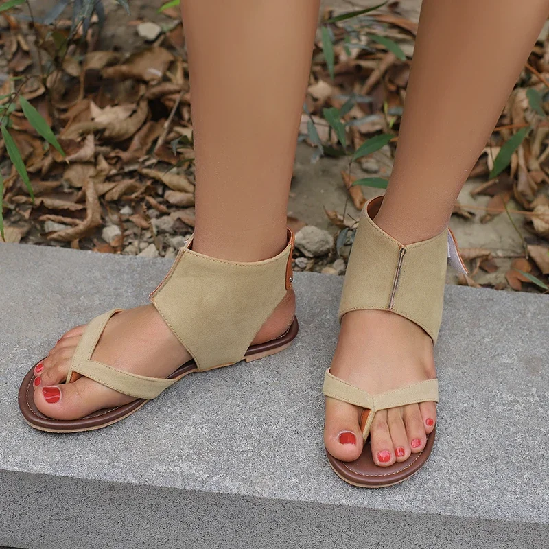 Большие размеры матовые кожаные верхние заклепки цветные блокирующие сандалии