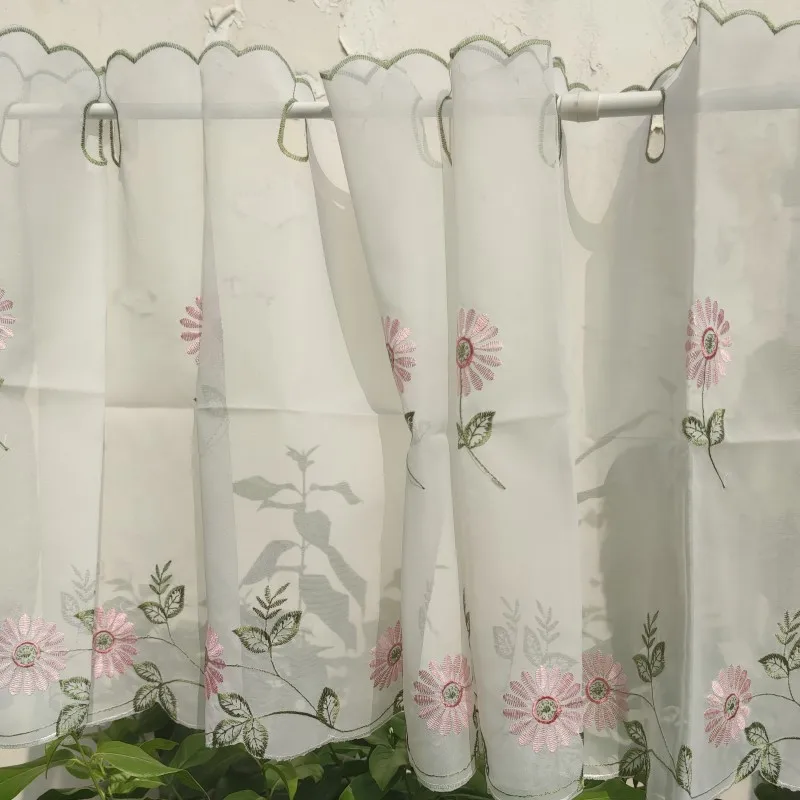 

Шторы для шкафа с розовыми маргаритками Кофейная занавеска с вышивкой. Декоративная маленькая короткая марлевая занавеска.