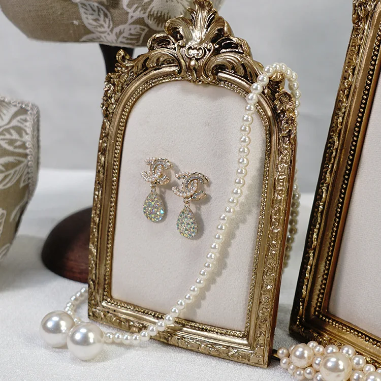 

Бархатная подставка для украшений