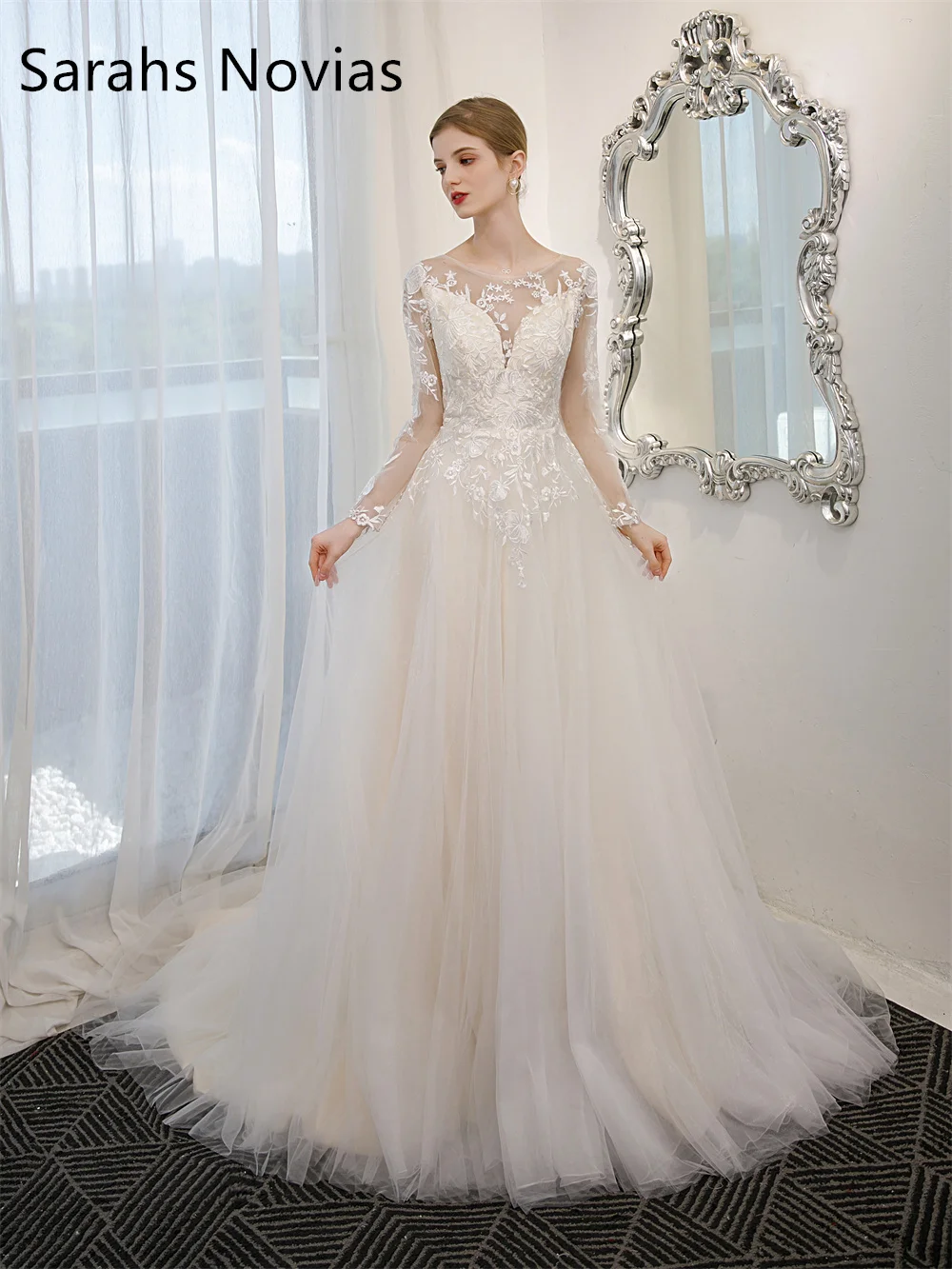 

Классическое блестящее свадебное платье цвета слоновой кости для невесты с длинными рукавами и V-образным вырезом