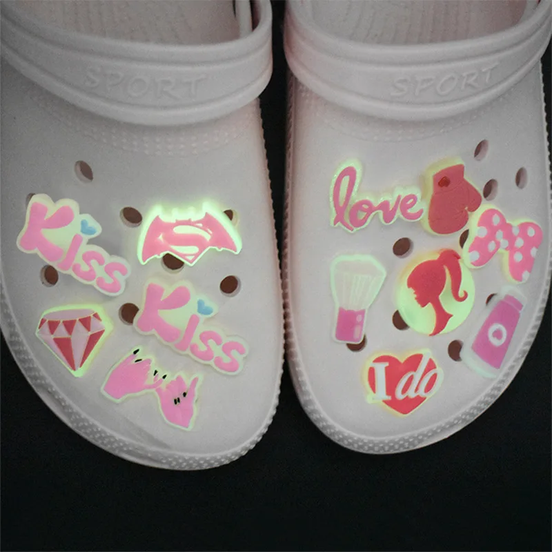 Лидер продаж светящиеся Кроксы из ПВХ для обуви подвески девочек и женщин