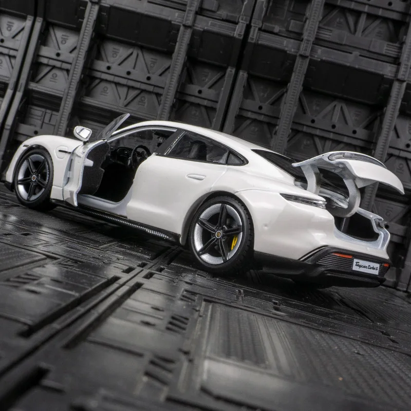 Фото Модель автомобиля Bburago 1:24 Porsche Taycan из сплава, с открывающимися дверями, капотом и багажником, подходит для коллекционирования. №1