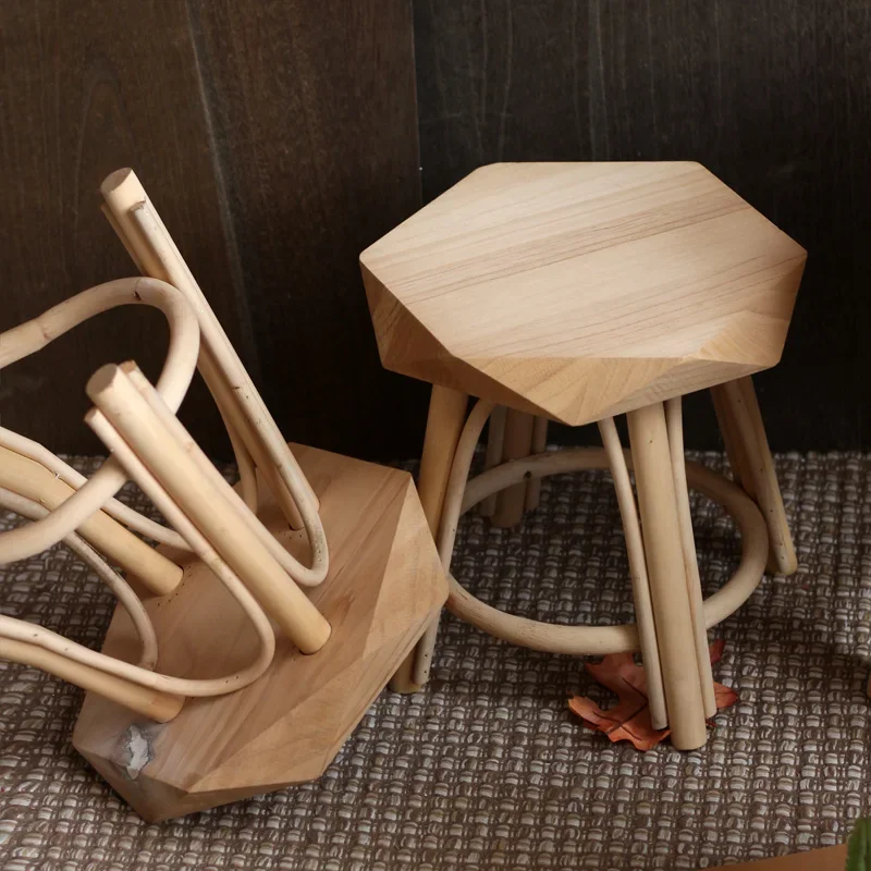 Деревянный креативный маленький табурет простой и штабелируемый обеденный в