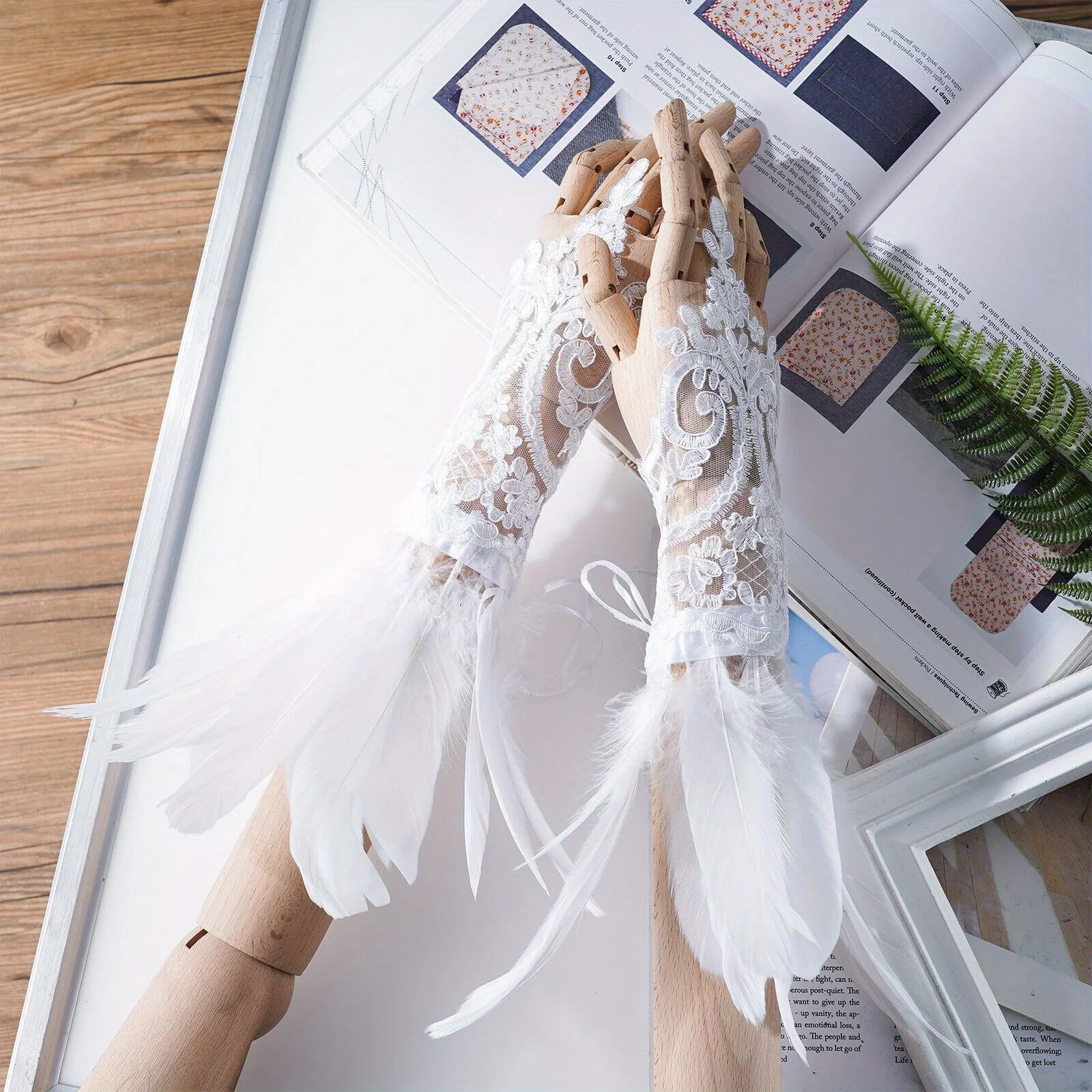 Перчатки кружевные с перьями 2 шт.