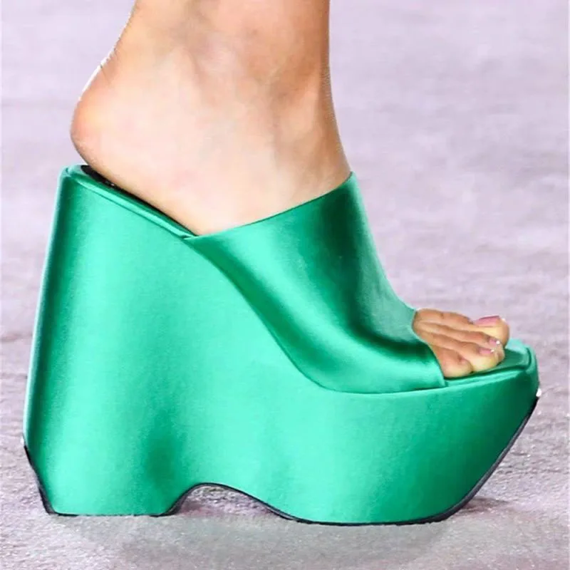 

Летняя женская обувь на высоком каблуке с открытым носком и ремешком на пятке